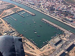Lagos fishing port.JPG (27012 bytes)